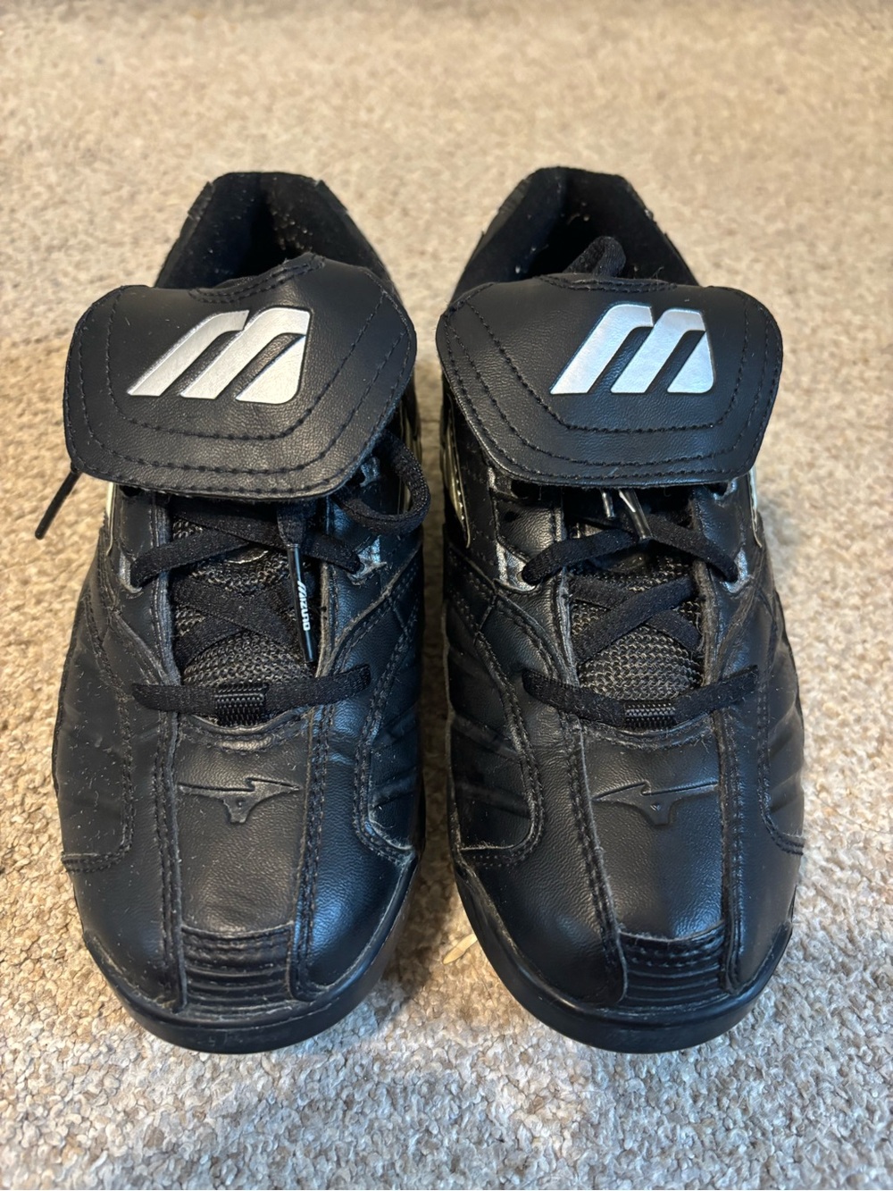 Women’s Mizuno 9-Spike Classic Low baseball cleats.